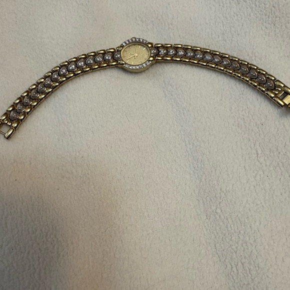 8 inch Elgin Watch
just needs a battery  gold tone - Picture 8 of 8